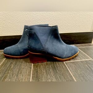 Sorrel Cate Chelsea Heeled pull on blue suede booties-never worn!